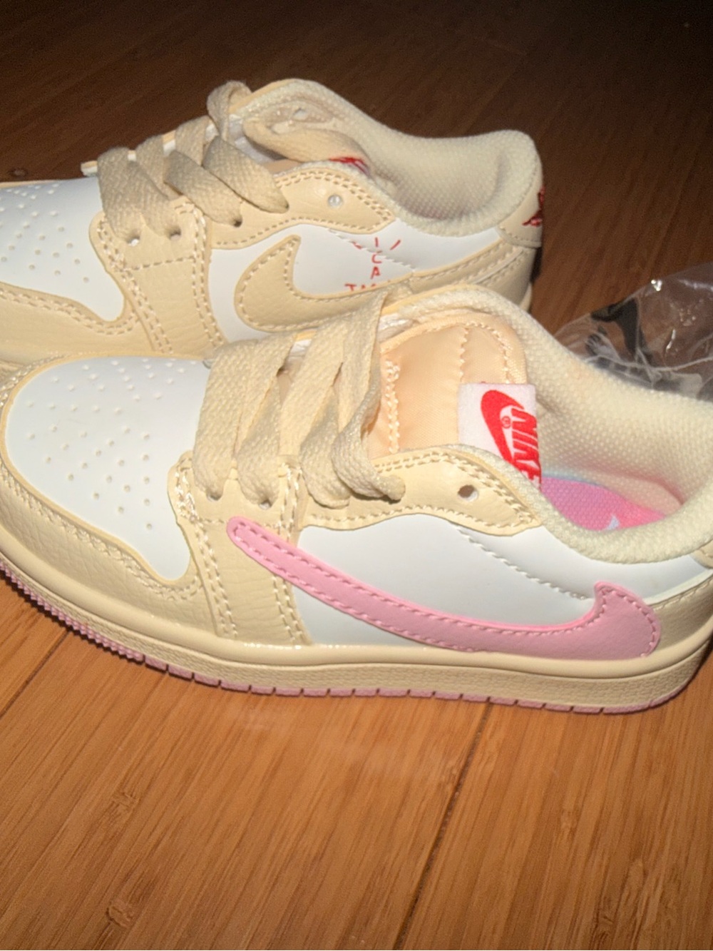 Nike Kids Low-Top Sneakers in Cream & Pink
